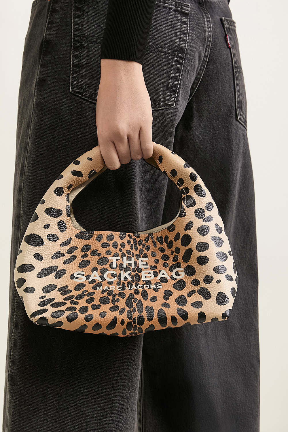 תמונת כל הלוק של תיק שק בגודל מיני MARC JACOBS